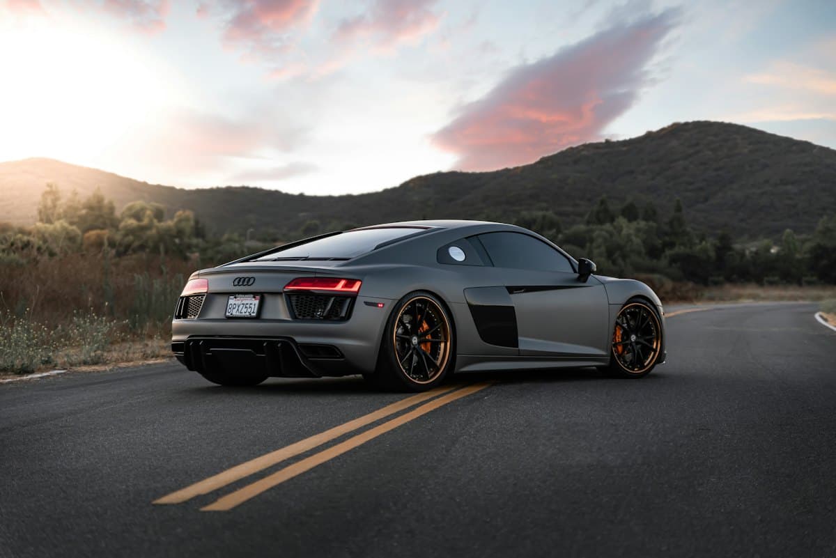 سيارة Audi أثناء الفحص في ورشة صيانة بصناعية القيروان في الرياض
