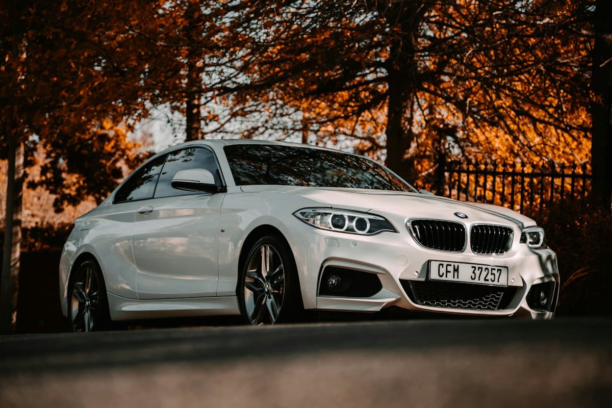 سيارة BMW داخل ورشة صيانة في صناعية القيروان بالرياض أثناء الفحص
