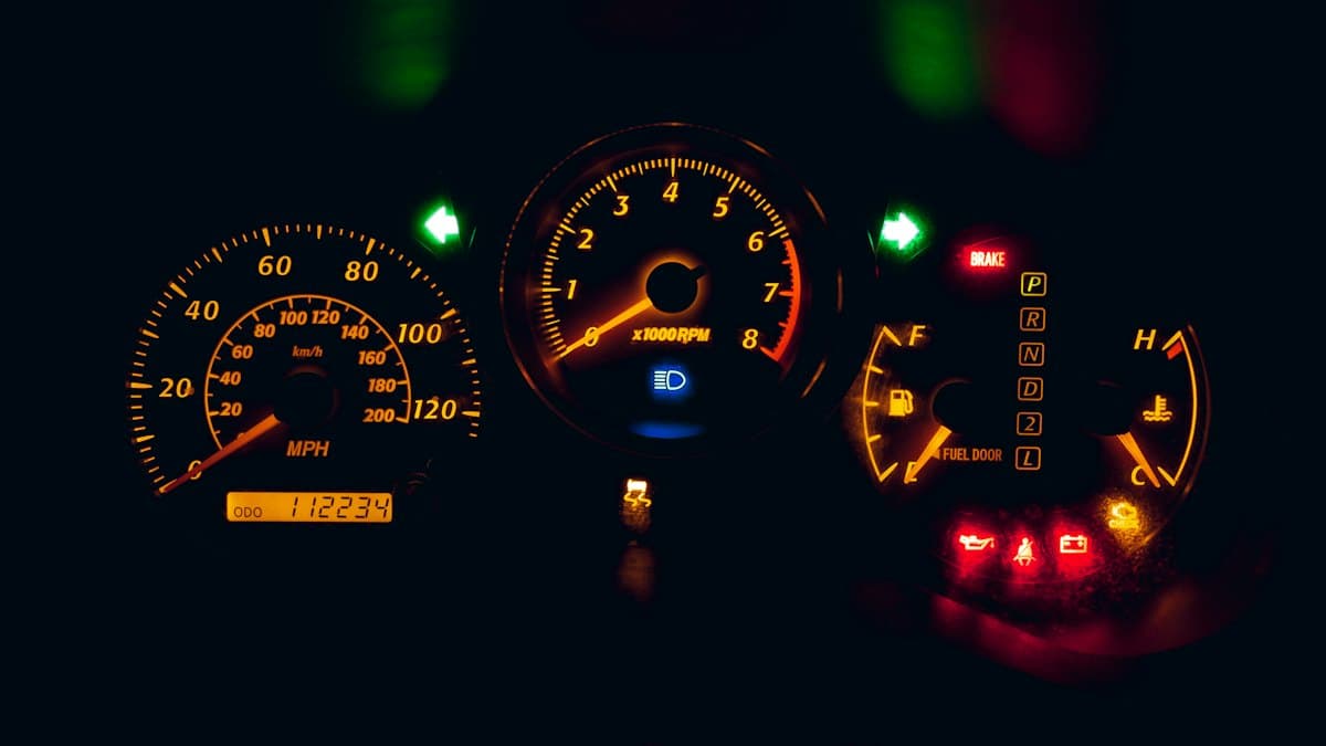 لمبة Check Engine مضاءة على طبلون سيارة