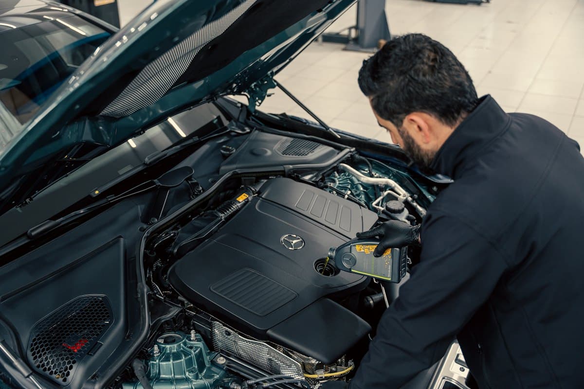 جهاز فحص كمبيوتر موصول بمنفذ OBD في سيارة داخل ورشة بالرياض