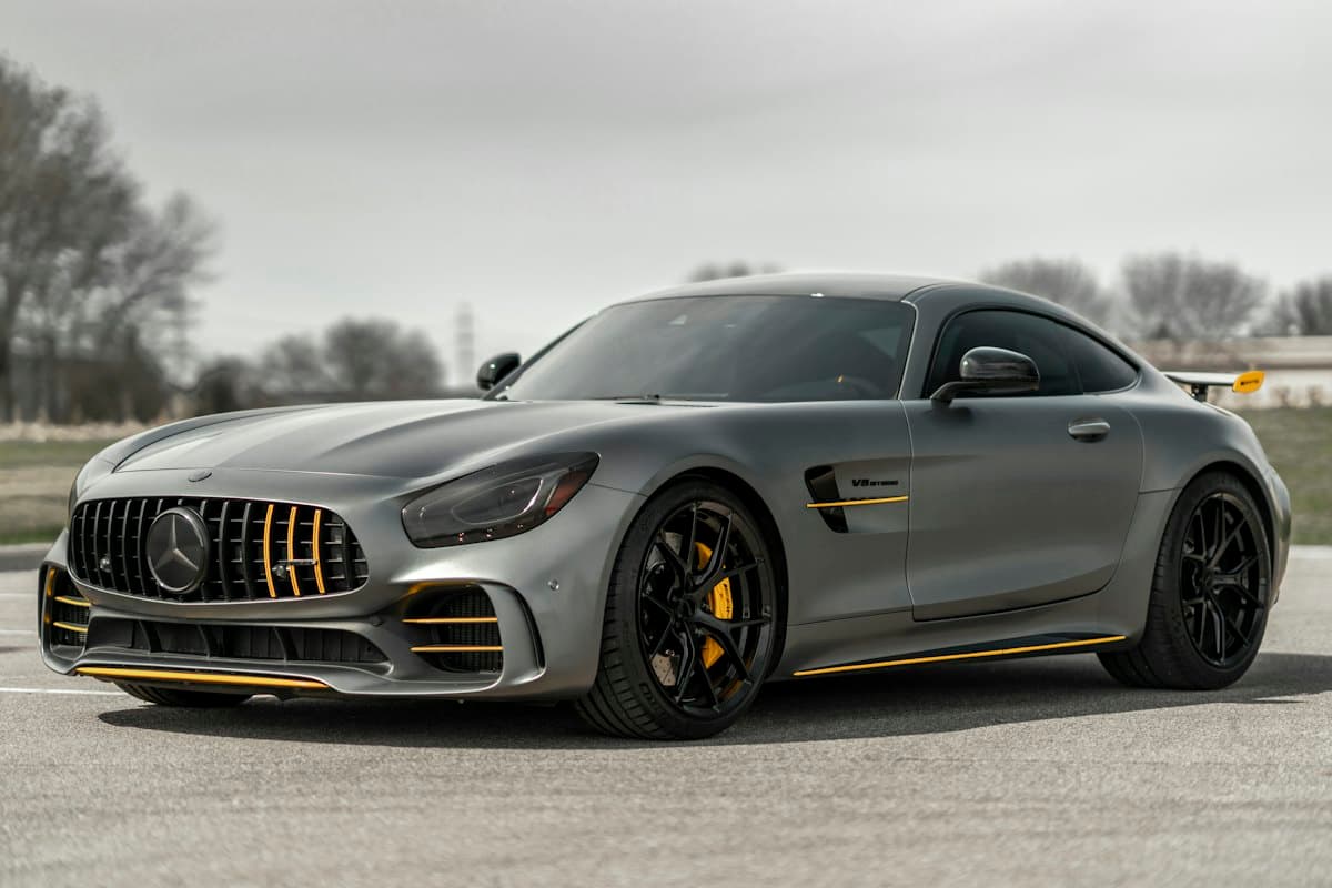 سيارة Mercedes-Benz في ورشة صيانة بصناعية القيروان في الرياض