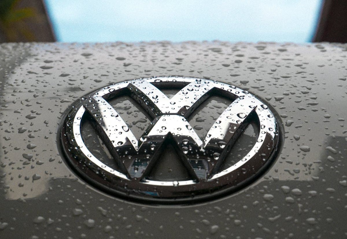 سيارة Volkswagen في ورشة صيانة بصناعية القيروان في الرياض