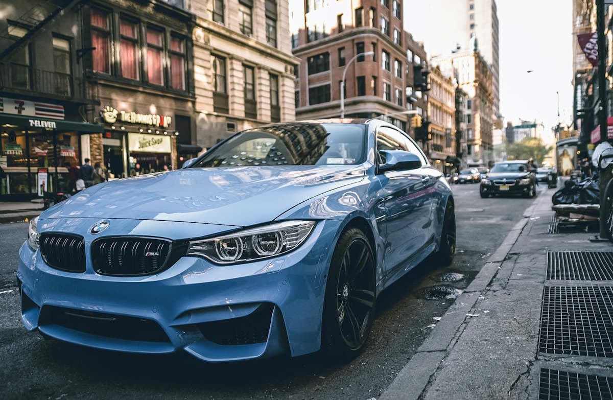 سيارة BMW زرقاء في الشارع